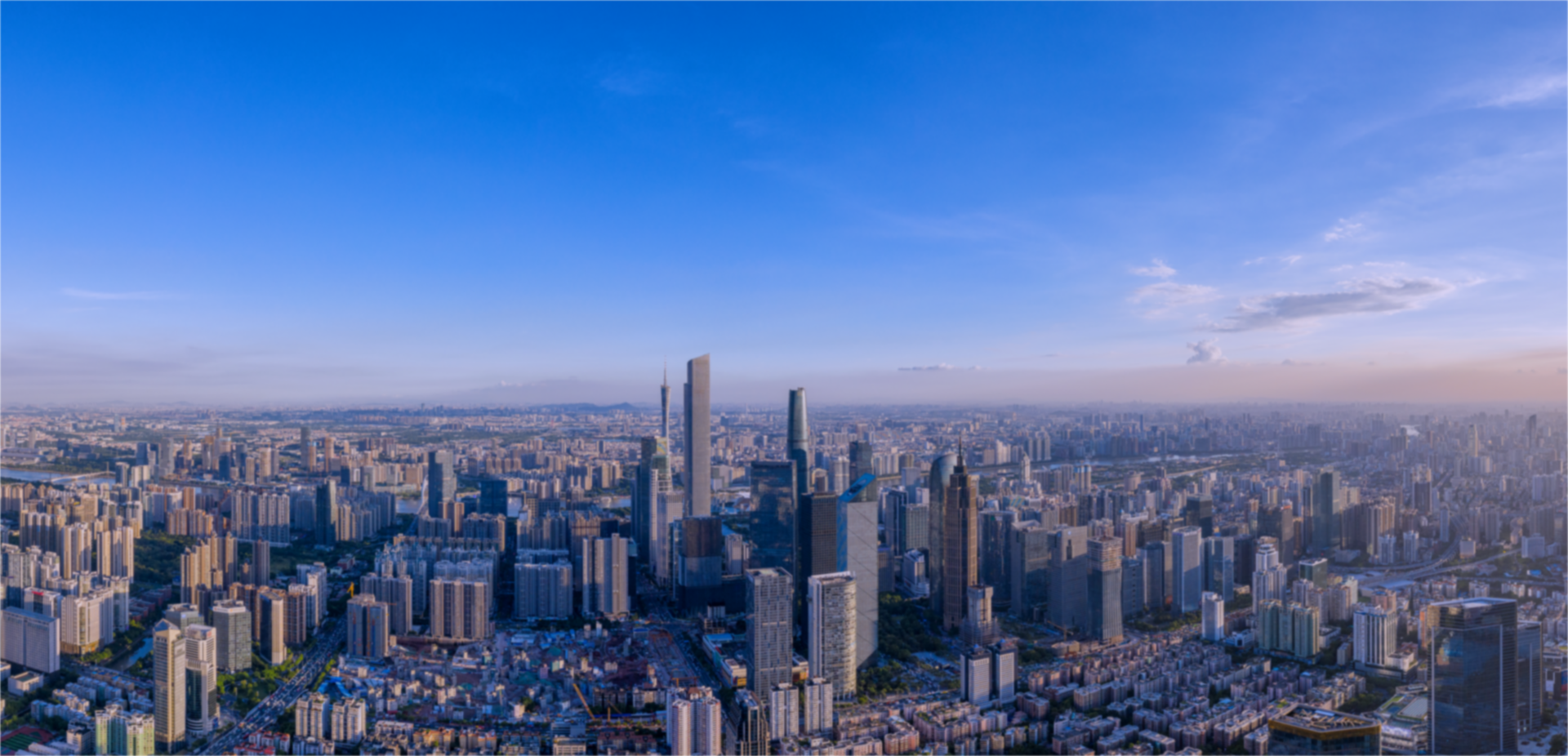關(guān)鍵詞：智慧樓宇，城市全景，深圳市武智科技;描述：深圳市武智科技涉及的智慧樓宇所在城市全景，藍(lán)天背景下的現(xiàn)代化城市建筑群