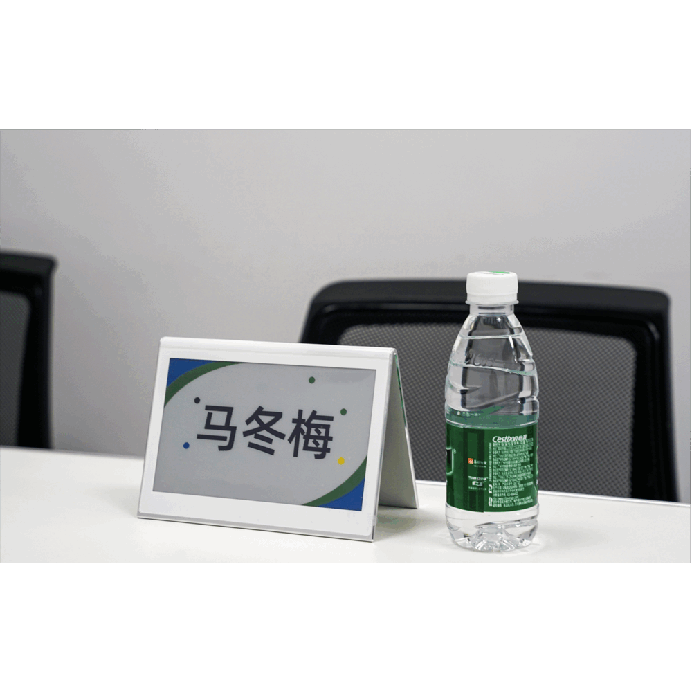 關鍵詞:智能會議座簽;描述:1.替代傳統紙質會議名牌并帶有信息收發功能的智能電子顯示裝置。
                        2.產品采用藍牙5.0通訊方式，功耗低、刷新速度快、穩定性好；屏幕采用
                        雙面電子墨水屏，可雙面顯示內容，不僅可作為電子會議桌牌使用，還可作
                        為多場景工位牌等多種用途使用。